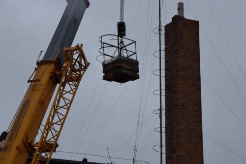 30 méteres daruval kezdték meg a kéménybontást a művelődési házon Kiskunmajsán 7